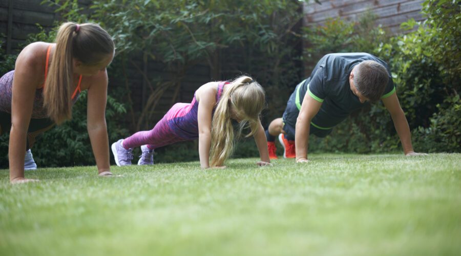 Exercícios em família sendo realizados no parque.