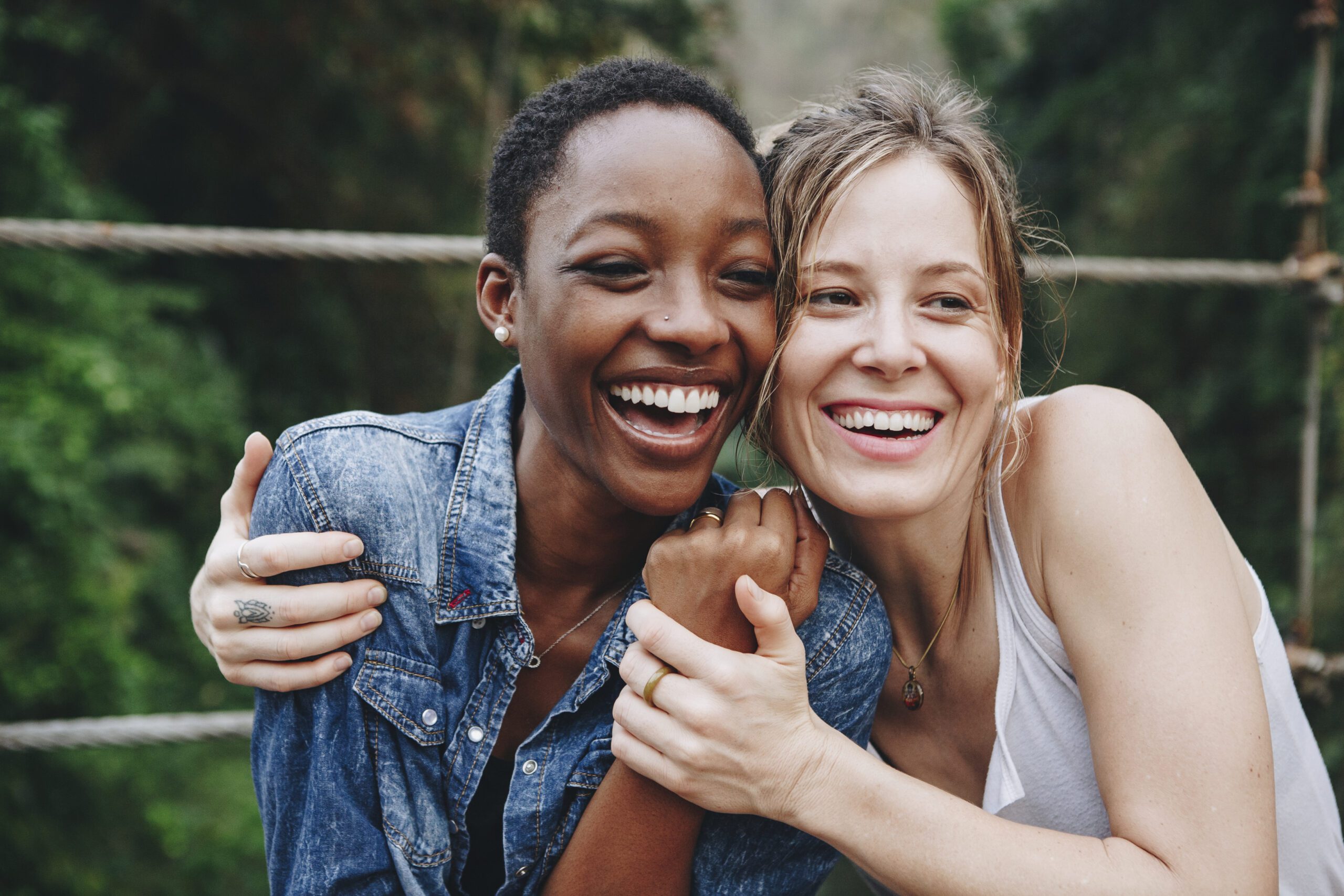 Duas mulheres sorrindo tendo autocuidado feminino.