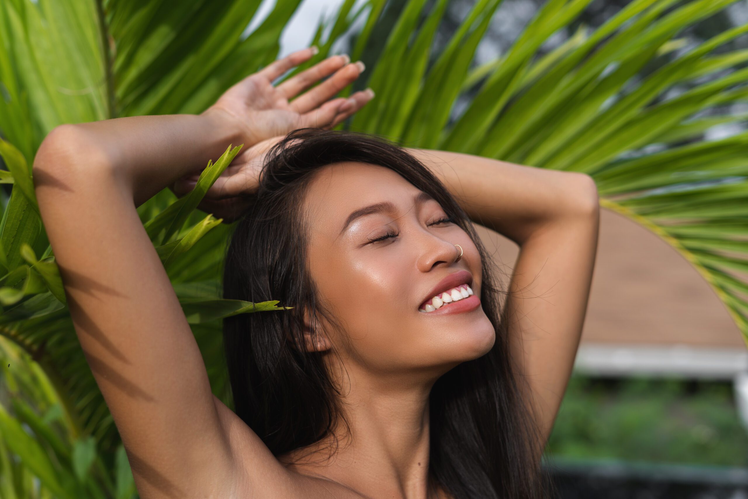 mulher asiática sorrindo.