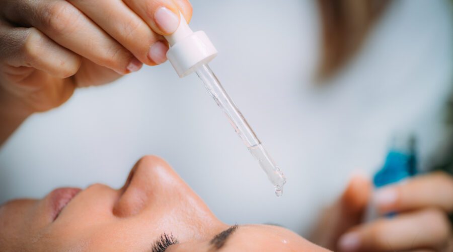 mulher fazendo procedimento com retinol.