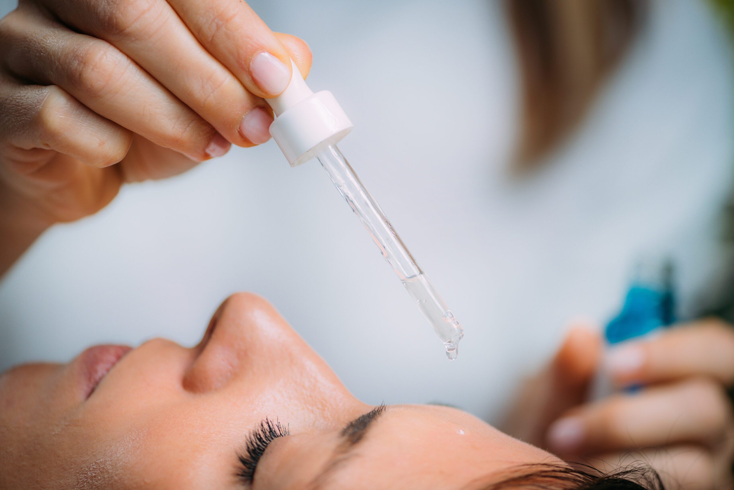 mulher fazendo procedimento com retinol.