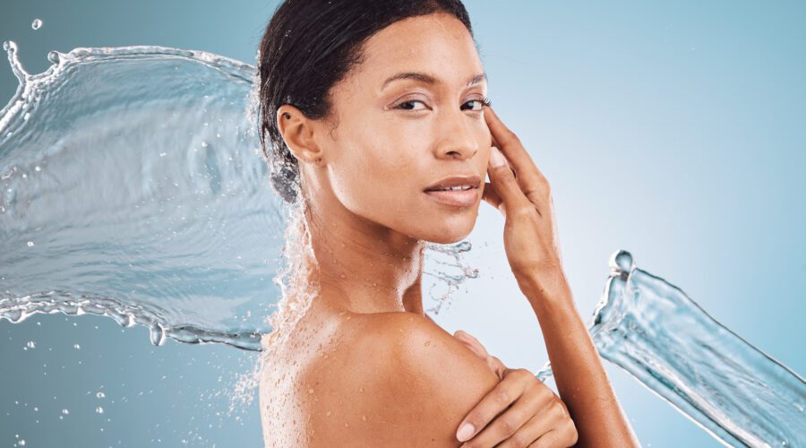 mulher com água dermatológica  no rosto