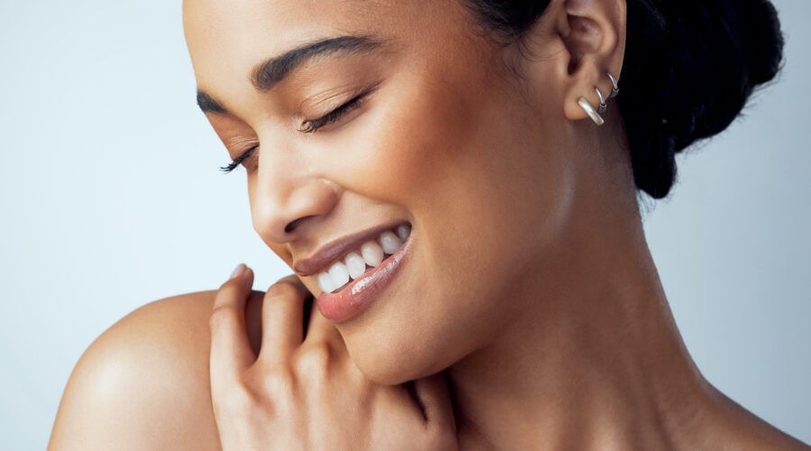 Mulher sorrindo com a mão no ombro