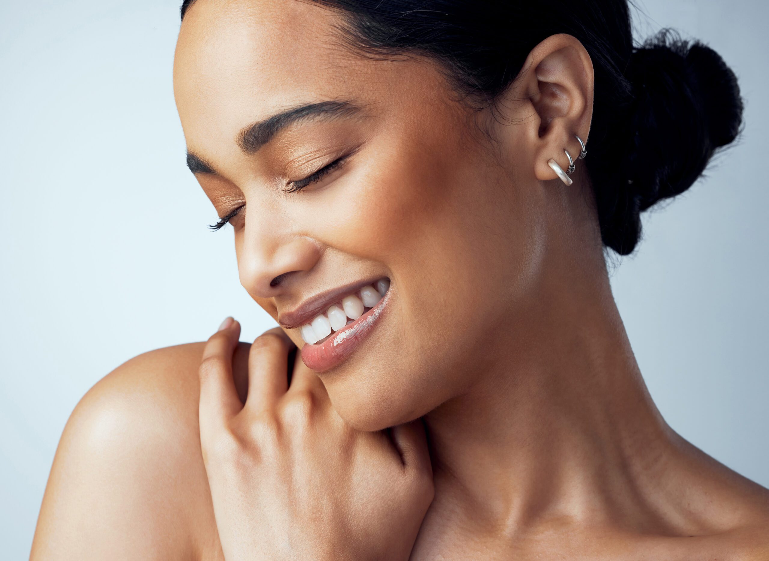 Mulher sorrindo com a mão no ombro