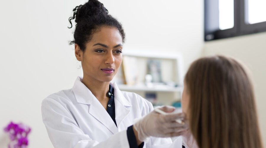 Dermatologista analisando pele de paciente