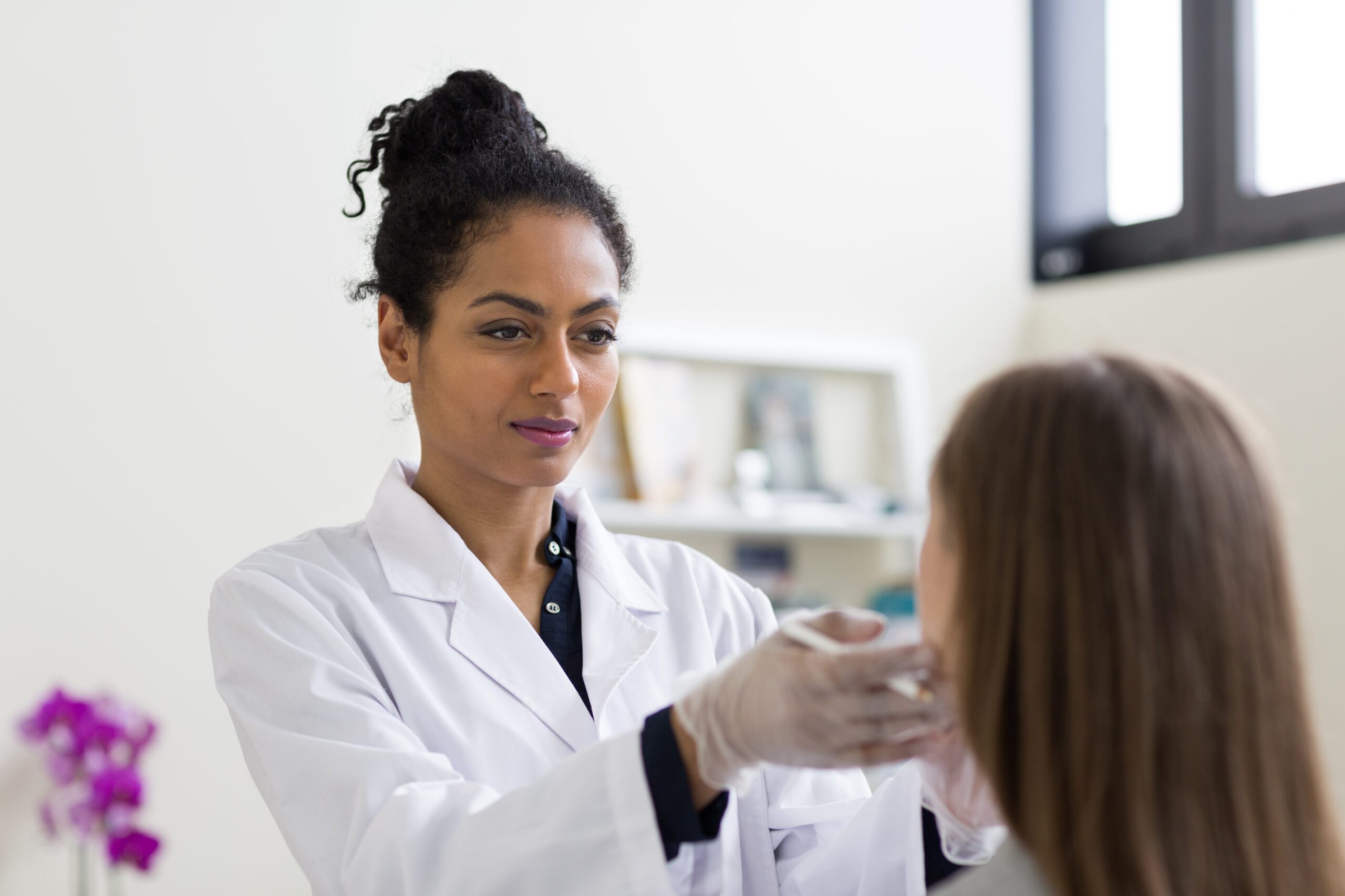 Dermatologista analisando pele de paciente
