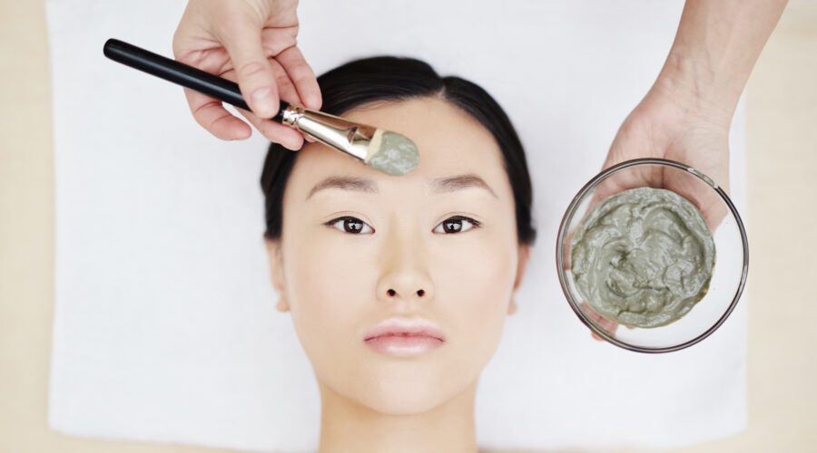Mulher asiática fazendo peeling coreano