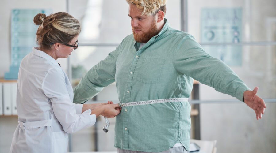 Rapaz em consultório médico medindo o peso